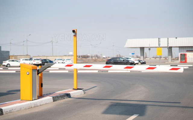 Thanh chắn barrier có thể điều chỉnh cần chắn theo chiều dài của lối đi