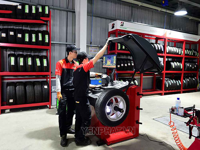 Máy cân bằng lốp hỗ trợ người thợ cân mâm ô tô hiệu quả 